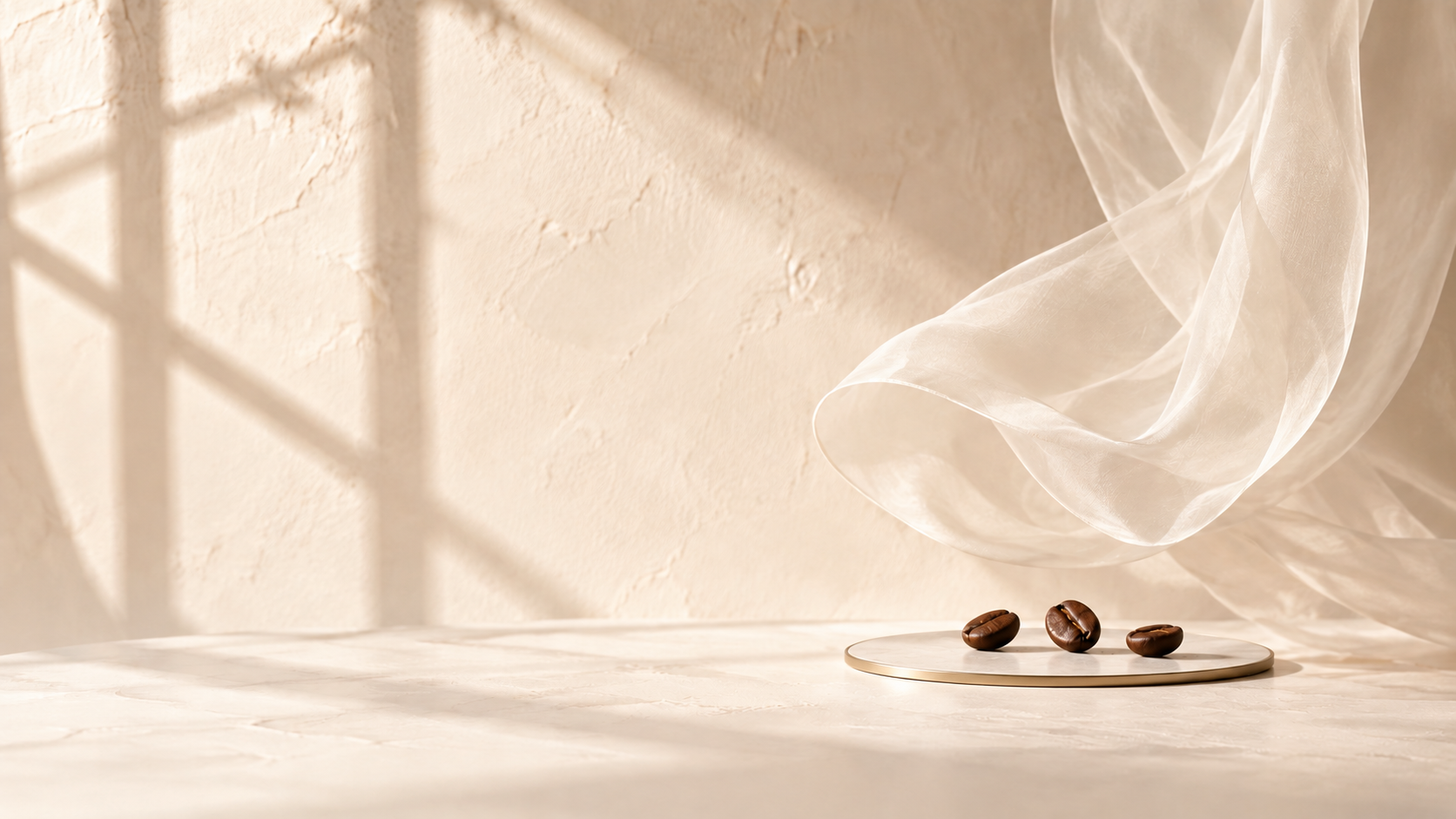 Kaffeebohnen auf einer goldenen Platte in warmer Ivory-Stimmung